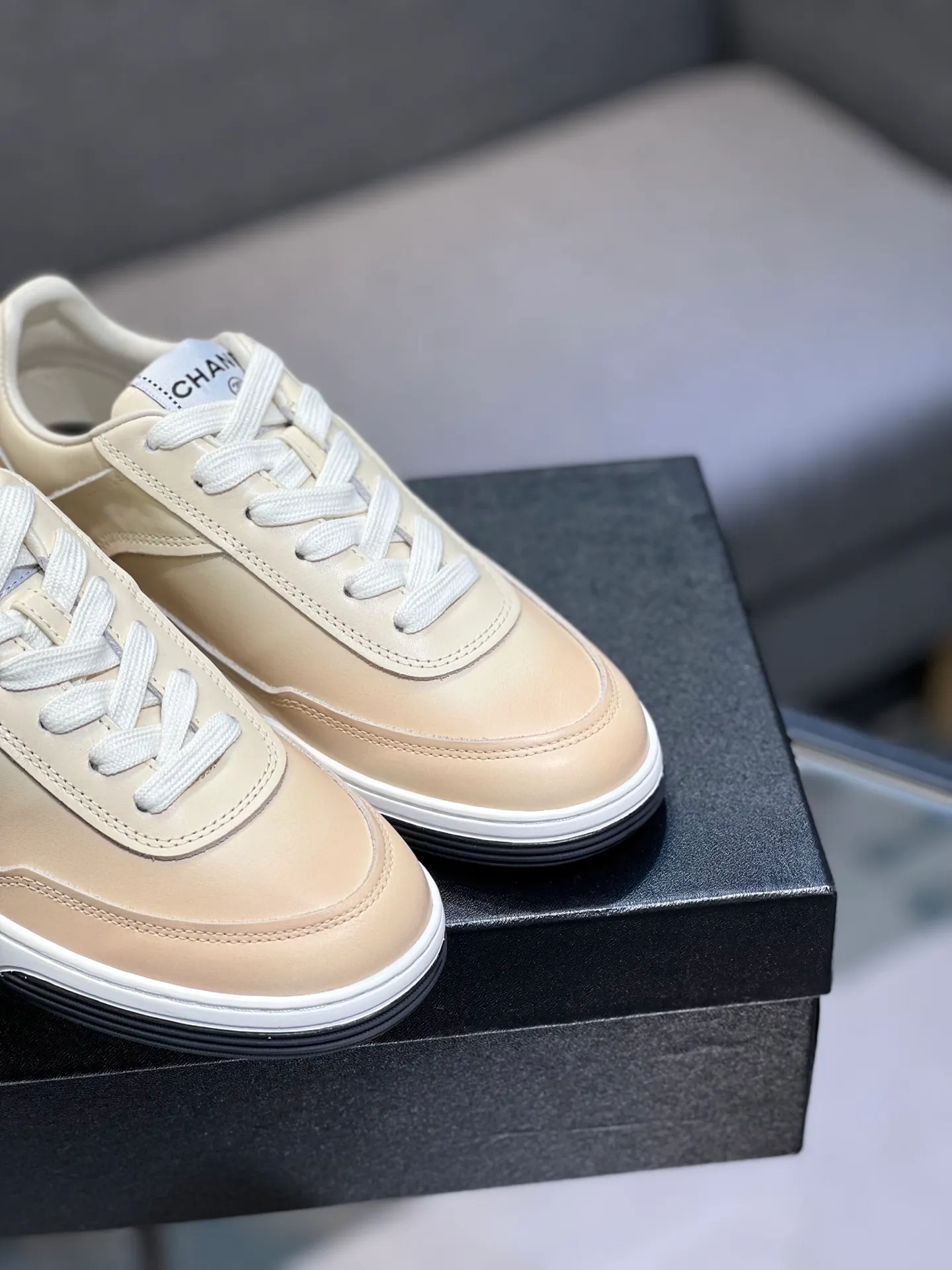 Men's men's shoes 💰660 Exclusive real shot (top version) CHANEL Chanel 2025ss color matching thick-soled casual sports shoes and sneakers. The counter is synchronized. The counter is very popular. A shoe that is very difficult to buy. The most popular thick-soled panda shoes on the Internet. It can be imagined that Xiaoxiang control can't miss it. It has both good looks and comfort. Simple and versatile white shoes. The thick sole increases the height and is super versatile. Close your eyes and wear it. Whoever wears it will look better. Upper: calfskin Lining: imported sheepskin lining Outsole: TPU original outsole Size: 35-44 (customized for women 41 and 40, and 45 for men)